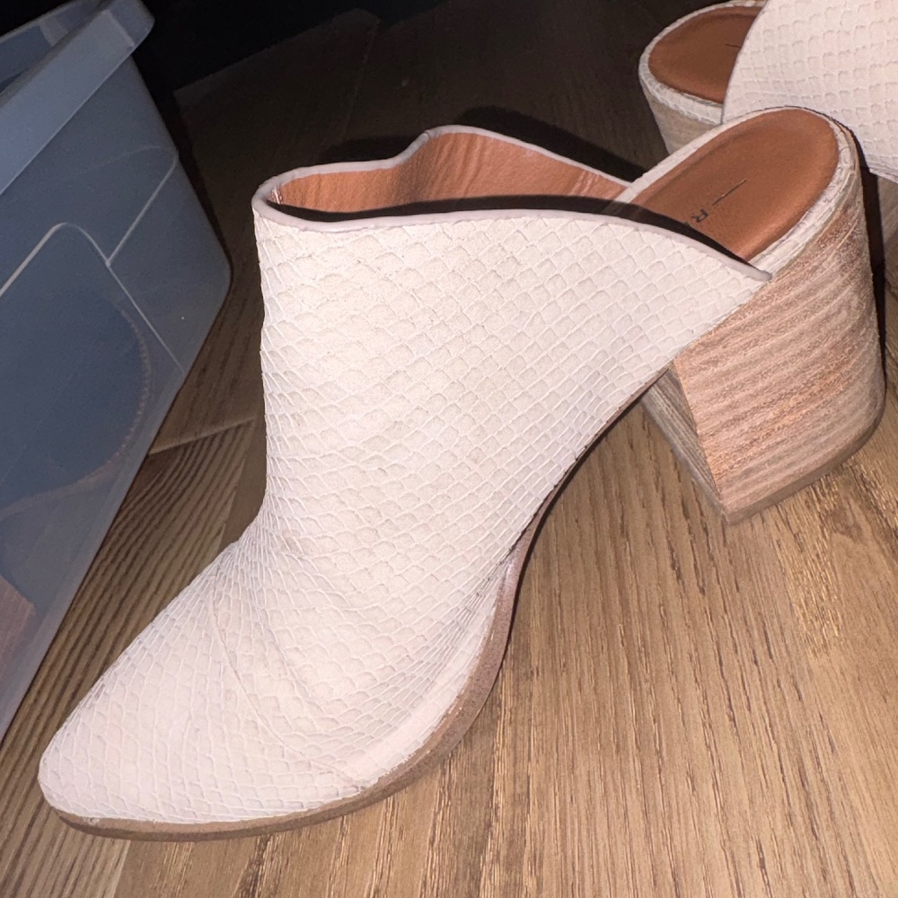 REPORT SLIP ON SHOES